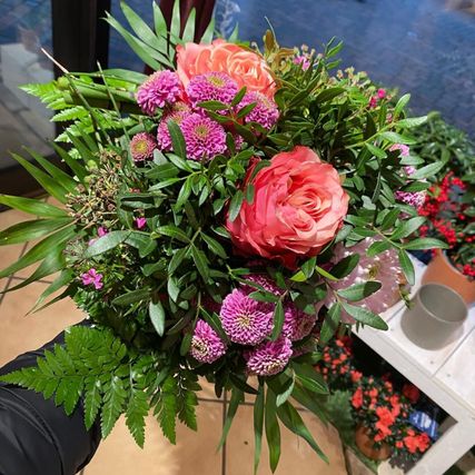 Blumenstrauß klassisch mit Equador Rosen, Bartnelken und Santini.