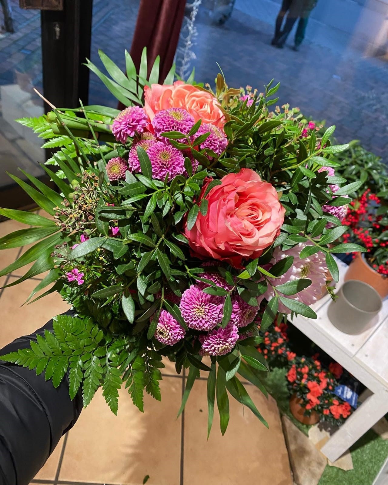 Blumenstrauß klassisch mit Equador Rosen, Bartnelken und Santini.